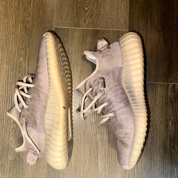 Adidas Yeezy - Picture 2 of 3